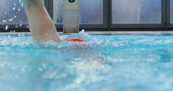 一名专业游泳运动员通过努力和奉献来训练，