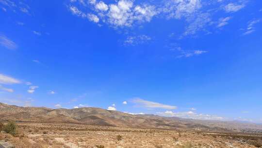 开阔的干旱山区及晴朗天空景象