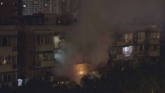 城市居民楼失火消防深夜灭火救援视频素材模板下载