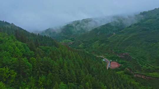 烟雨云雾缭绕的青山航拍