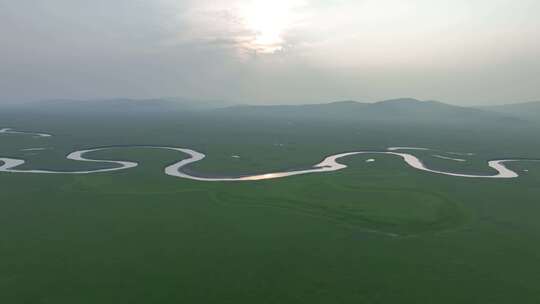 航拍夏日雾霭草原曲河莫日格勒河