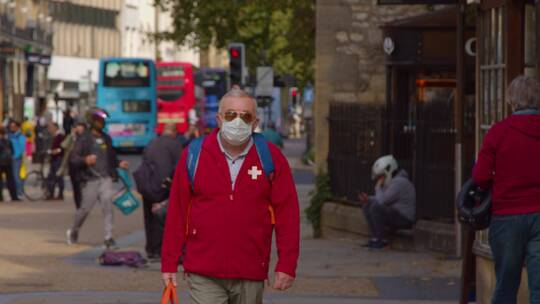 戴着口罩的男人走在街上视频素材模板下载