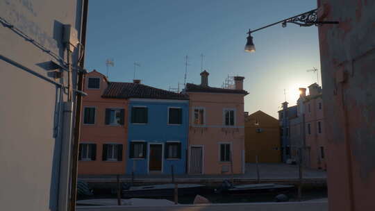 意大利布拉诺街，有彩色房屋和停泊船只的运河