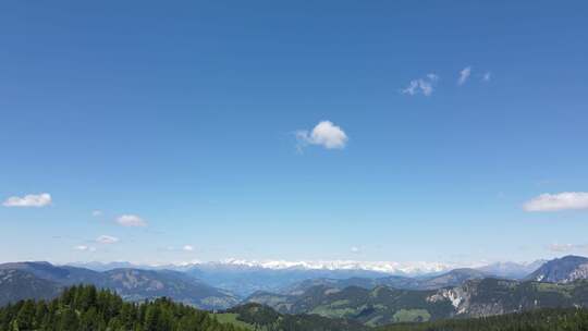 相机在有悬崖的山脉风景中旋转