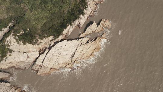 中国浙江台州海岸边的岩石