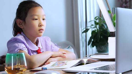 疫情停学在家上网课的中国女孩