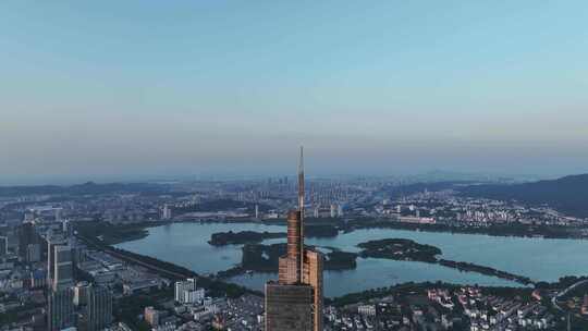 江苏南京市落日余晖照射下的紫峰大厦景观视频素材模板下载