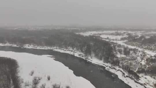 春分时节的大兴安岭河流湿地风雪