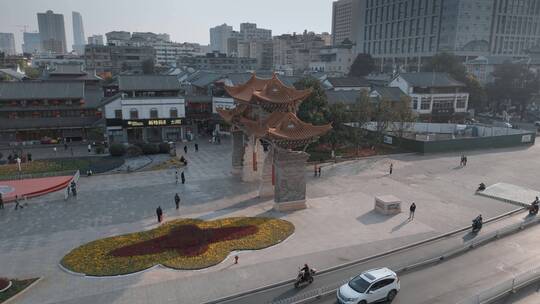 云南旅游昆明金碧路中心景点碧鸡坊