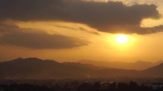 傍晚夕阳农村烟火气息山下乡村烟雾炊烟袅袅