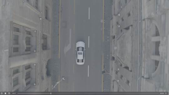 航拍旧街区老建筑之间行驶的汽车视频素材模板下载