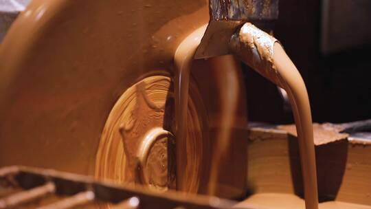 工厂巧克力生产的特写镜头