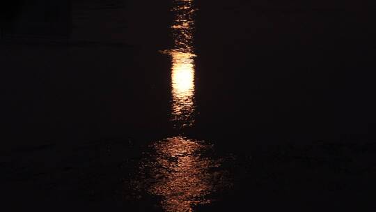 月光倒映在河面上