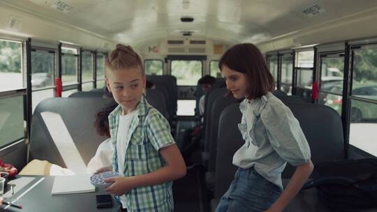 巴士校车上的学生视频素材模板下载