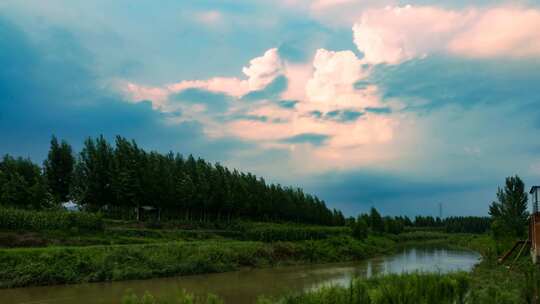 延时摄影傍晚的彩云河水流淌草树木