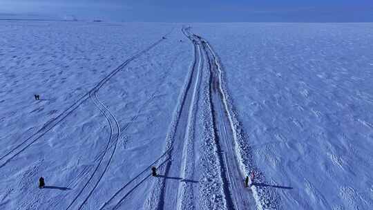 马队汽车草原积雪覆盖的道路