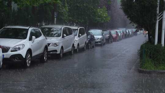 暴雨天上班骑行外卖人员骑行送快递骑行