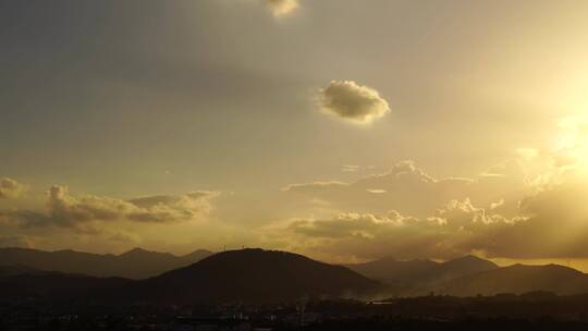 黄昏天空唯美山上日落夕阳西下阳光日出光芒