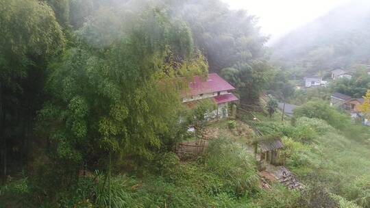 下雨天野外跑步