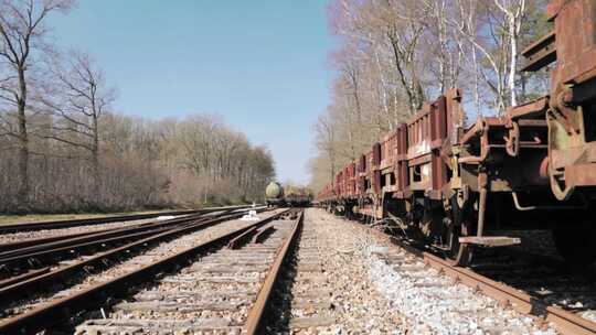 废弃的铁轨和火车