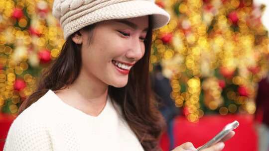 圣诞快乐，新年快乐。圣诞节的年轻亚洲夫妇