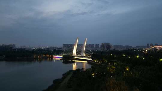 航拍河南郑州龙子湖公园龙子湖大桥夜景