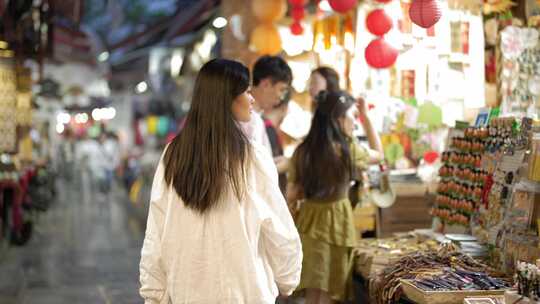 美女逛古街