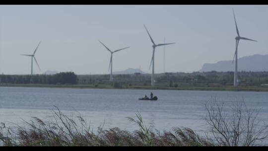 湖面上小船划过
