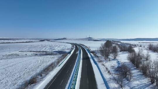 穿越草原的高速公路国道汽车白毛风风吹雪视频素材模板下载