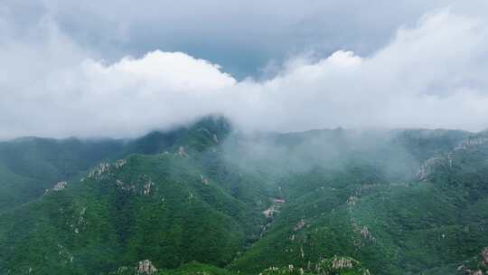 山间云雾缭绕的山脉景色