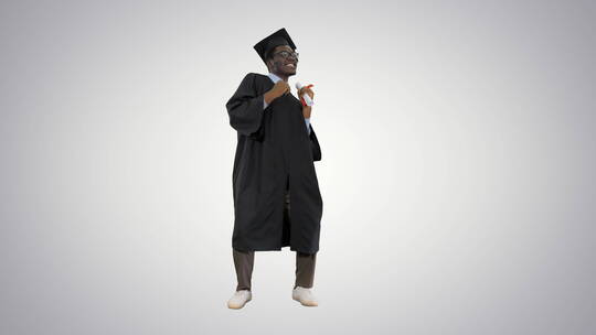 男学生戴着毕业证跳舞