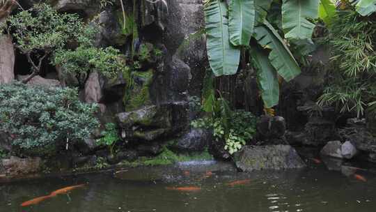 岩石上的水流瀑布景观