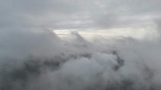 高空云雾飞过