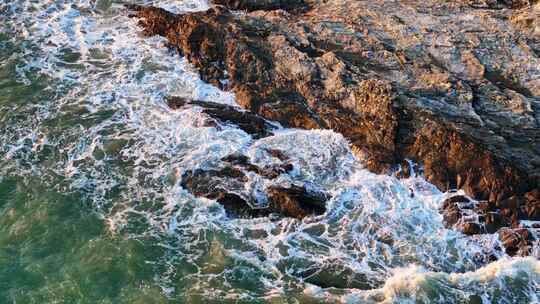 海浪拍打岩石的壮观景象