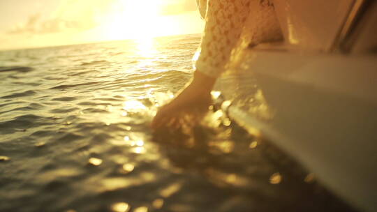 海边沙滩浪花牵手开快艇掌舵黄昏夕阳剪影