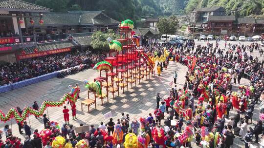 湖南湘西吉首市德夯苗寨春节新年舞狮航拍