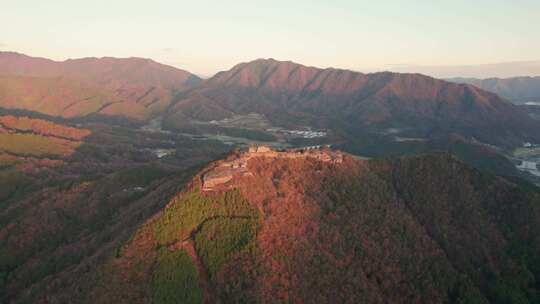 无人机在兵库县浅草日本山脉上空旋转风景周