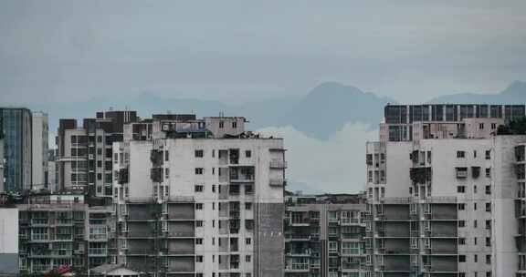 雪山下的城市云雾山峰建筑