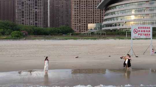 海边沙滩上的人物拍照场景