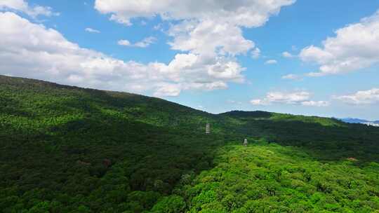 南京蓝天白云下的紫金山灵谷寺