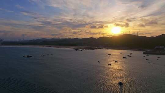 航拍平潭北部湾海上风电场夕阳火烧云鱼排