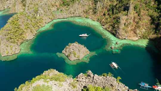 泻湖和绿松石水的海景