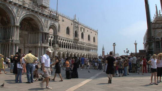 威尼斯宫络绎不绝的游客