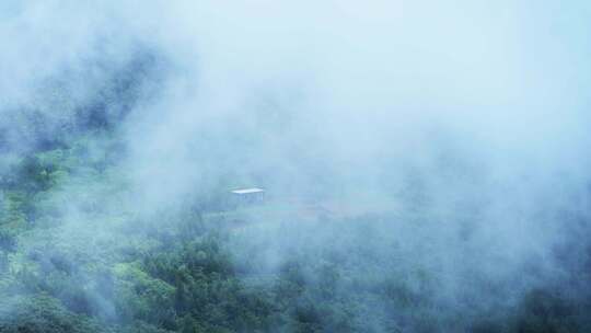 夏季雨后山间日出云雾缭绕