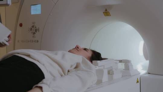 医院医疗素材 患者病人在做ct核磁共振视频素材模板下载