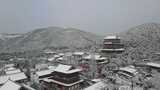 航拍杭州径山寺中式古建筑寺庙山顶森林雪景高清在线视频素材下载