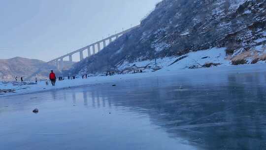 冬日的雪山湖面与冰挂