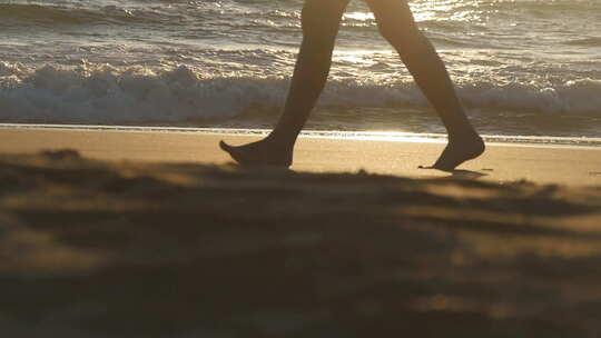 年轻女子踏沙的双腿。海滩金色沙滩上漫步的女性双脚特写视频素材模板下载