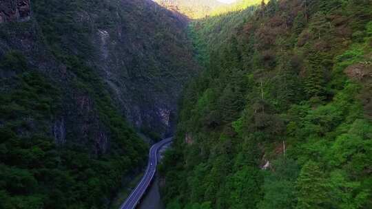 航拍川西峡谷中的公路