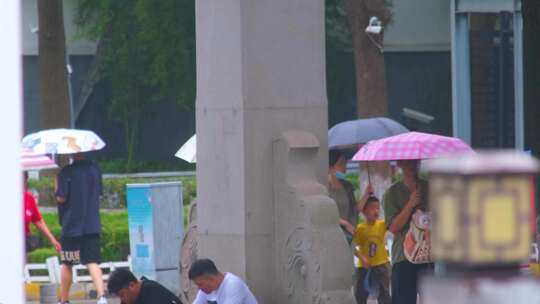 江苏苏州姑苏寒山寺江南水乡下雨季游客风景